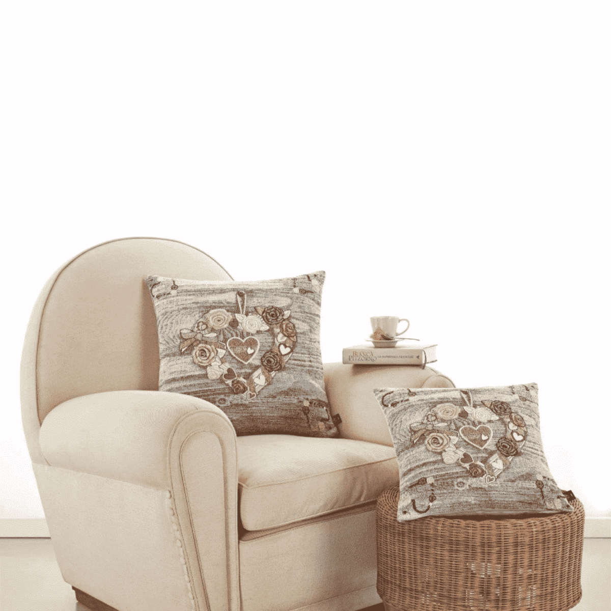 foto-divano-cuore-pizzo-cuscino-imbottito-jacquard-cinigliato-made-in-italy-poliestere-cotone-40cm-50cm