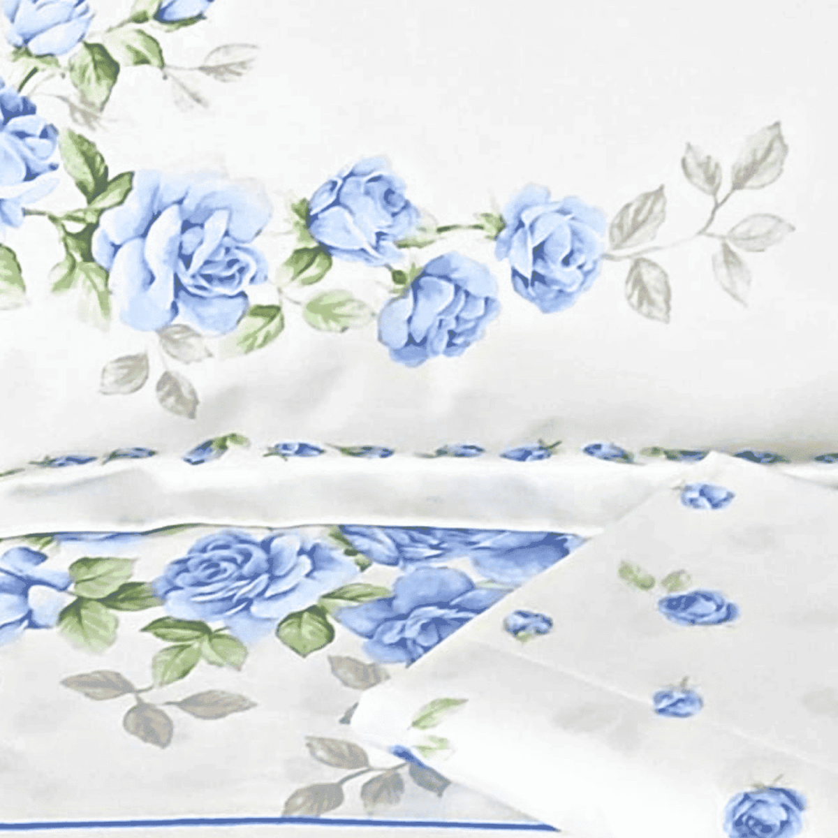 cloe-azzurro-completo-lenzuola-puro-cotone-made-in-italy-quadrifoglio-rose-azzurro-boccioli-federe-con-volani-classico-fiorato-dettaglio