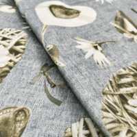 dettaglio-margherita-des-alpes-tovaglia-antimacchia-idrorepellente-grigia-beige-bianca-margherite-cuori-legno-shabby-chic