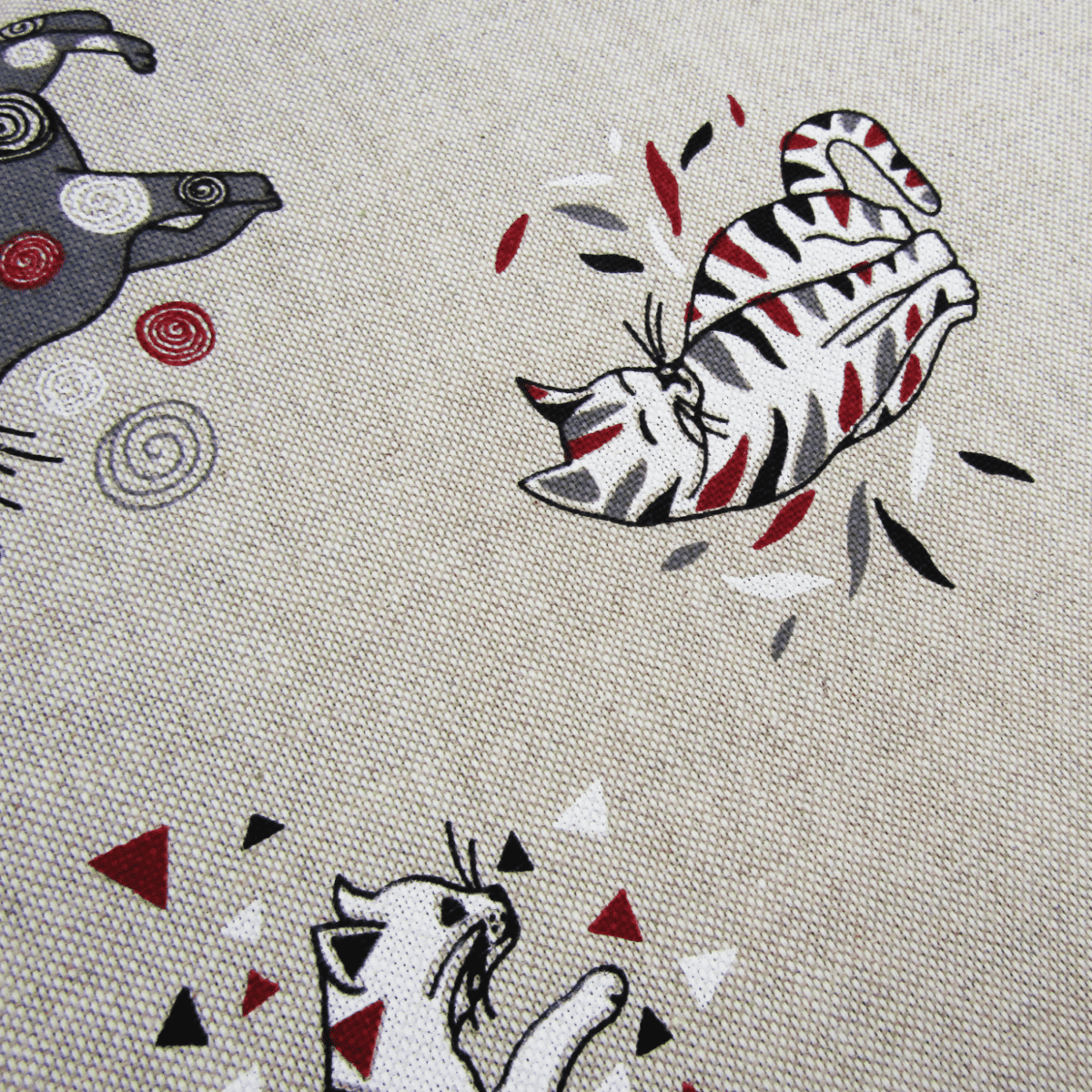 dettaglio-tovaglia-cotone-stampata-made-in-italy-miros-micetti-gattini-fondo-beige-bianco-grigio-rosso