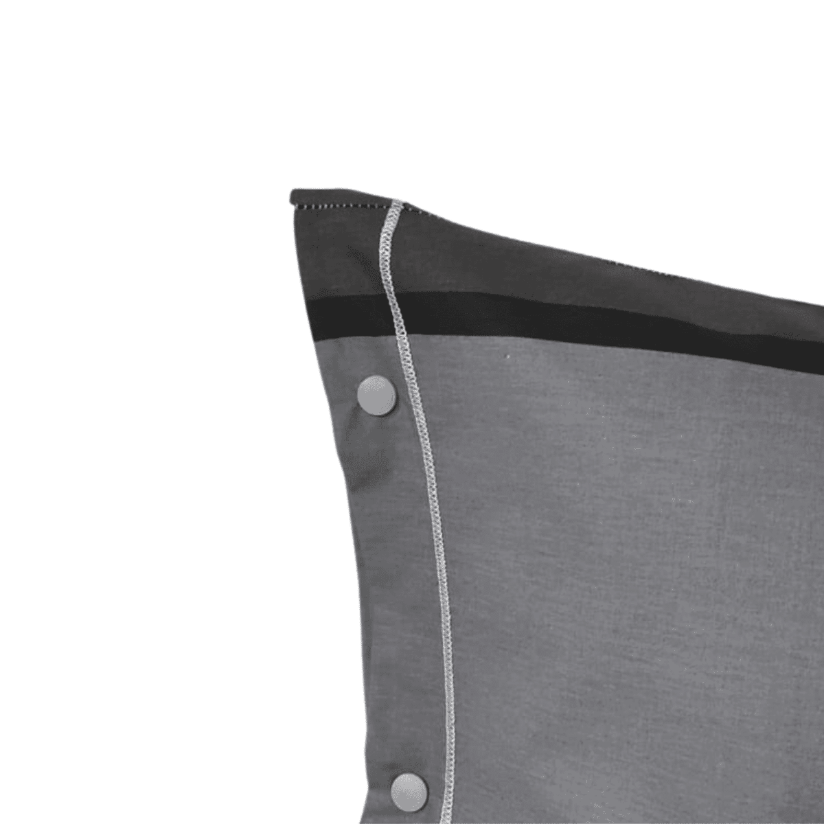 fascia-grigio-completo-lenzuola-puro-cotone-made-in-italy-quadrifoglio-grigio-sfumato-fascioni-geometrico-moderno-dettaglio-federe-bottoni