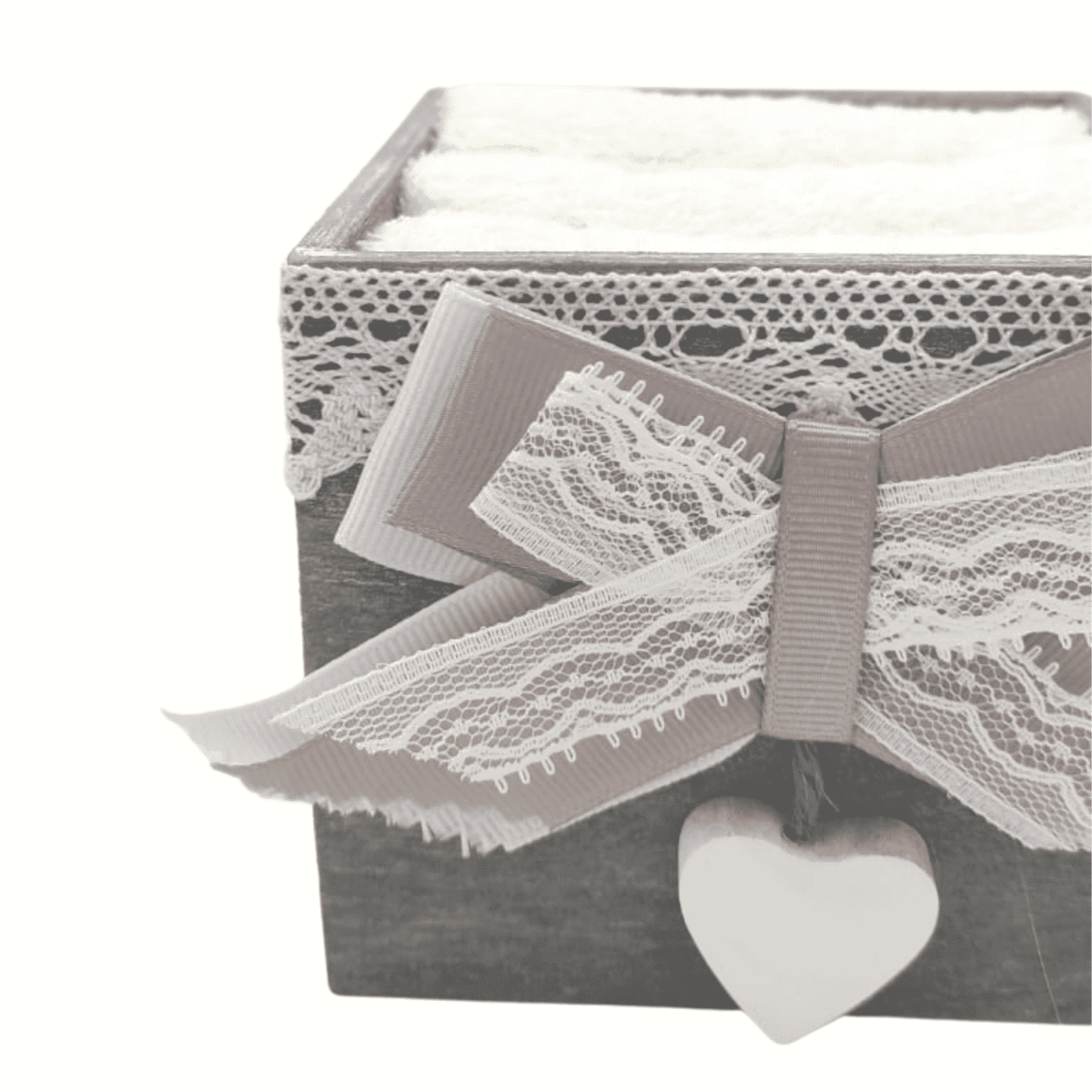giuli-bianco-set-3-lavette-spugna-cotone-cestino-legno-shabby-chic-pizzo-cuore-dettaglio