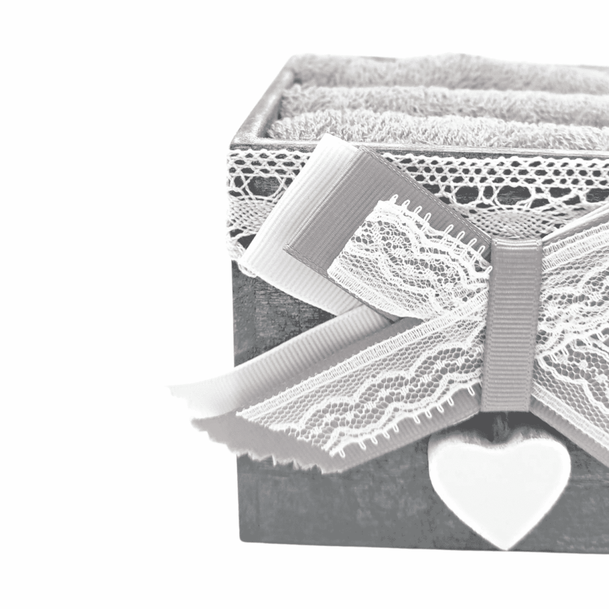 giuli-grigio-set-3-lavette-spugna-cotone-cestino-legno-shabby-chic-pizzo-cuore-dettaglio