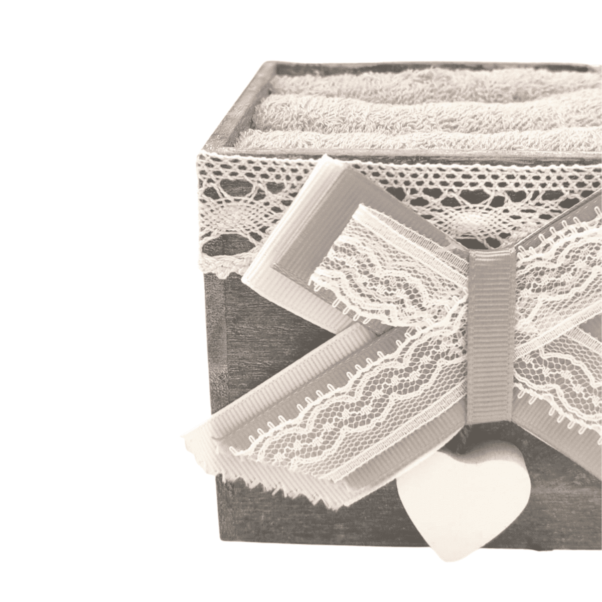 giuli-tortora-set-3-lavette-spugna-cotone-cestino-legno-shabby-chic-pizzo-cuore-dettaglio