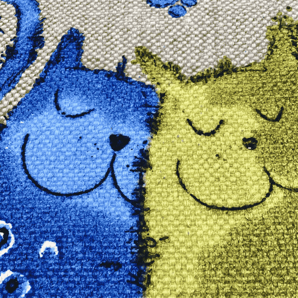Tappeto-arredo-gattoni-blu-fondo-antiscivolo-100-cotone-50x80-cm-dettaglio
