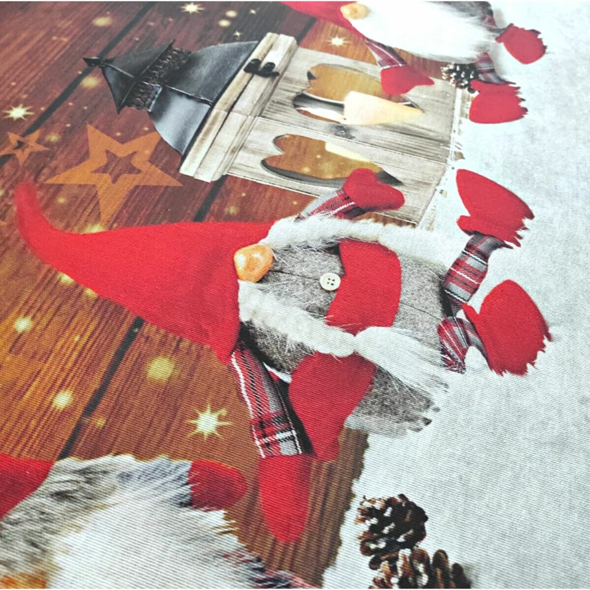 passatoia-elfo-rosso-antisfilo-gommata-made-in-italy-antiscivolo-metraggio-tappeto-cucina-natalizio-natale-gnomi-elfi-disegno-dettaglio