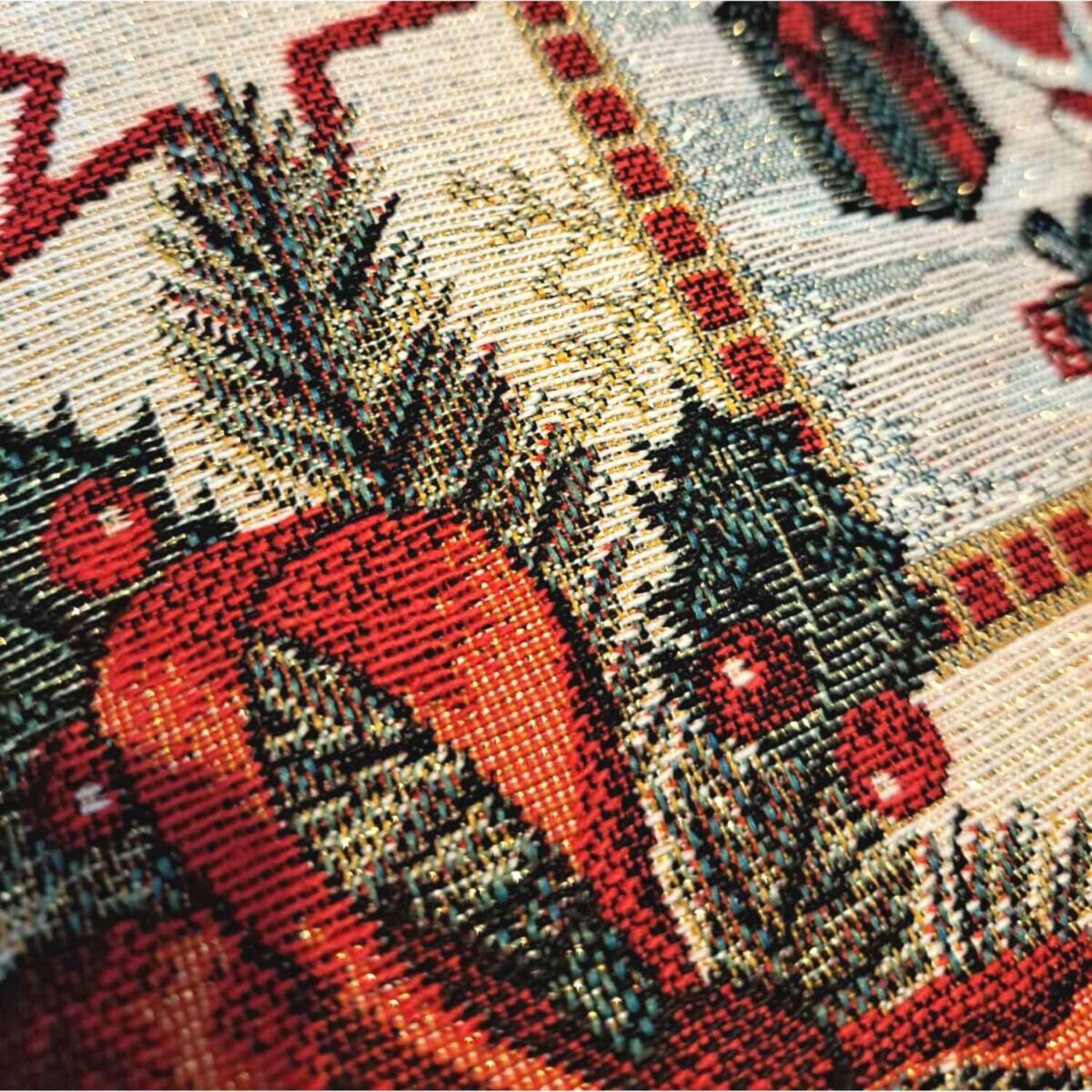 santa-snowman-cuscino-arredo-imbottito-jacquard-gobelin-45-x-45-natale-natalizio-rosso-bianco-beige-stelle-babbo-natale-pupazzo-di-neve-dettaglio