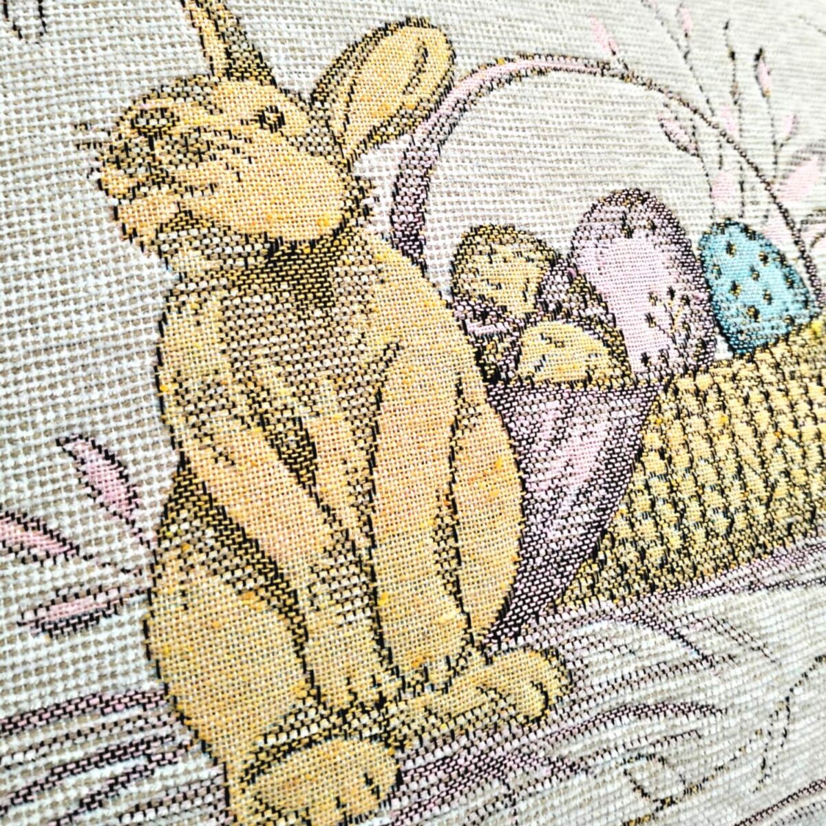 fodera-arredo-coniglietto-pasquale-rosa-gobelin-jacquard-50-x-50-made-in-italy-dettaglio