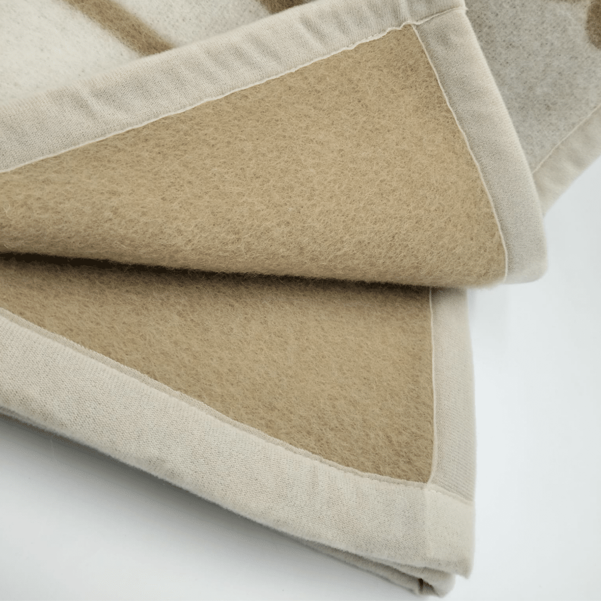 coperta-regale-pura-lana-vergine-beige-made-in-italy-dettaglio-angolo-interno