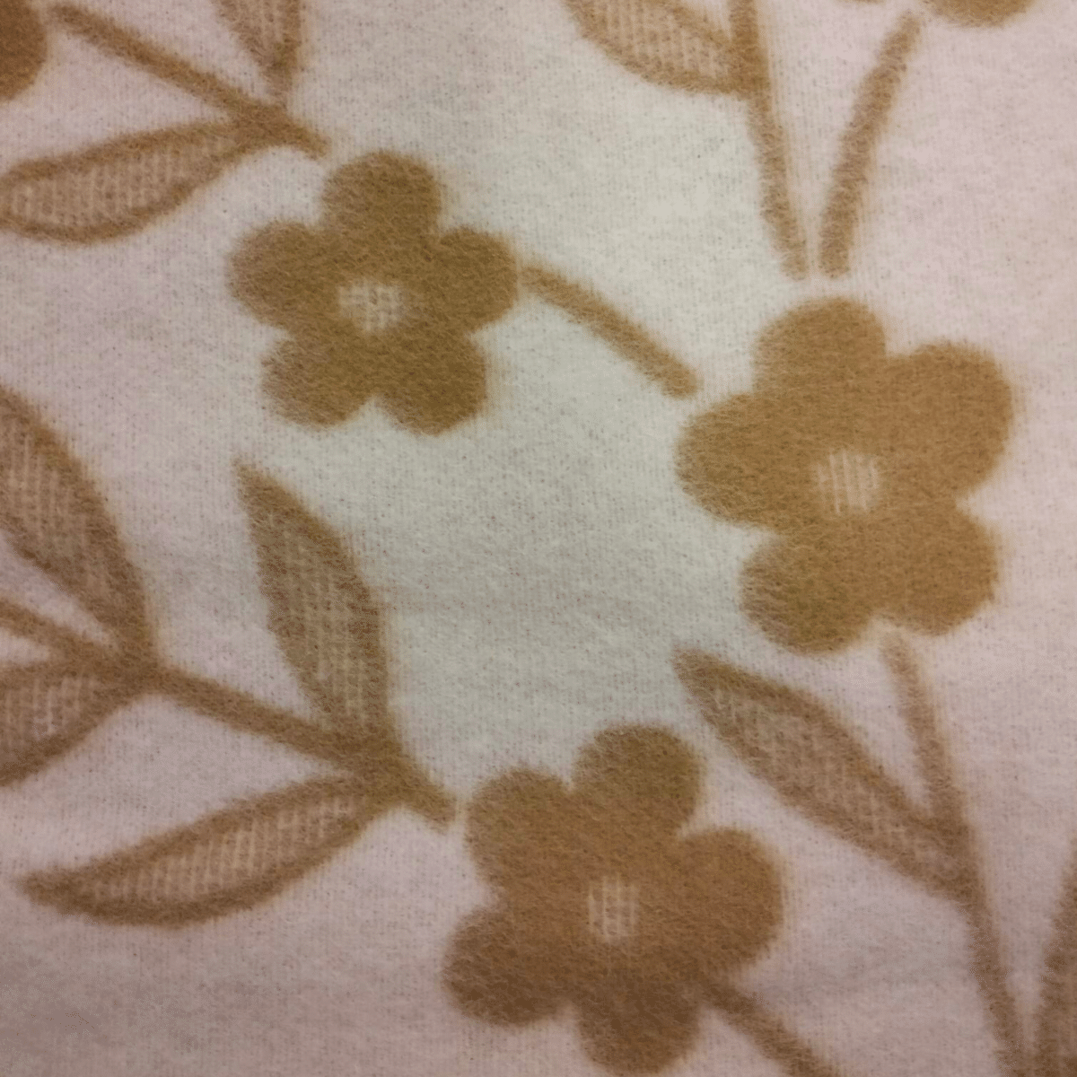 coperta-regale-pura-lana-vergine-beige-made-in-italy-dettaglio-disegno-fiori
