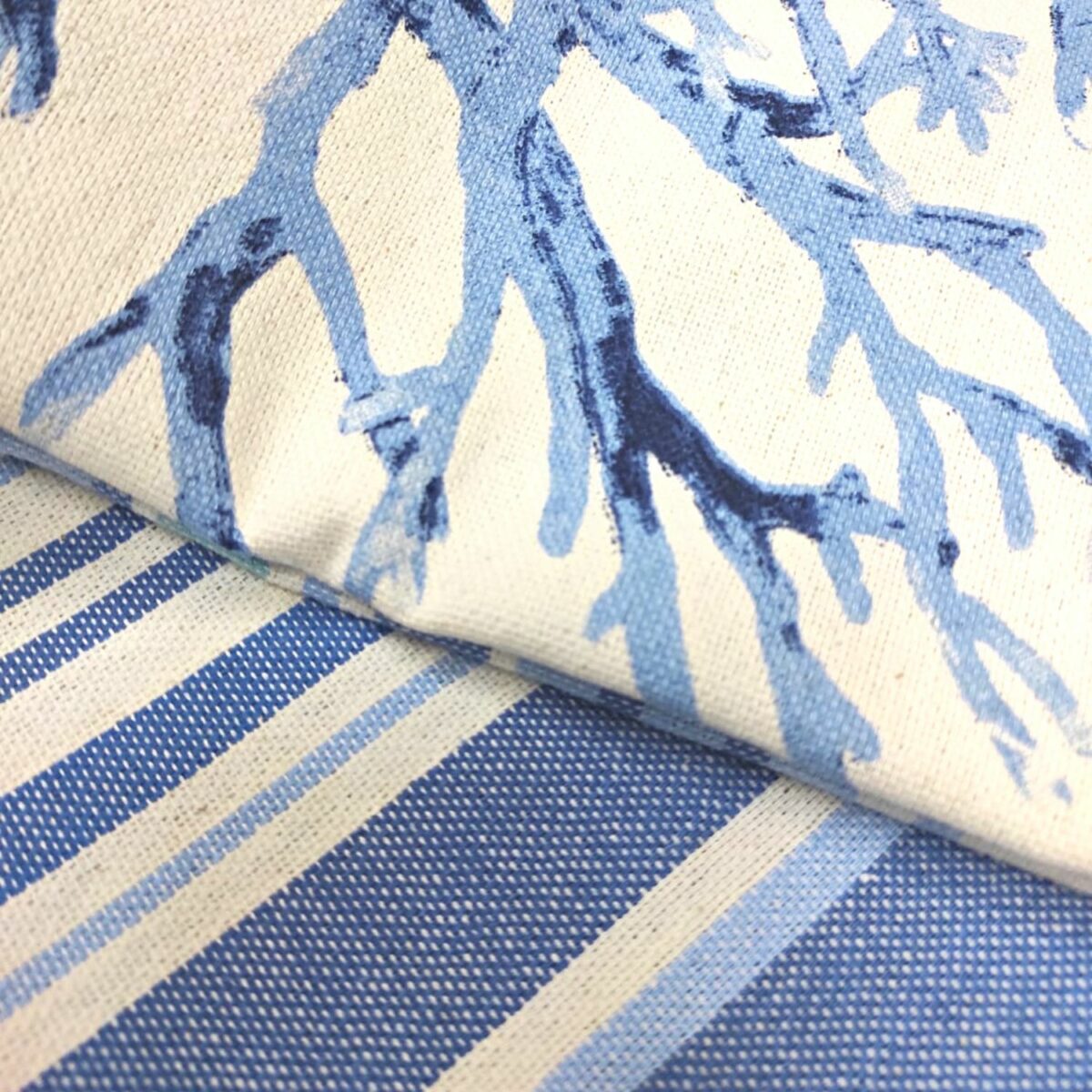 telo-mare-fouta-corallo-blu-frange-100-cotone-artigianale-dettaglio