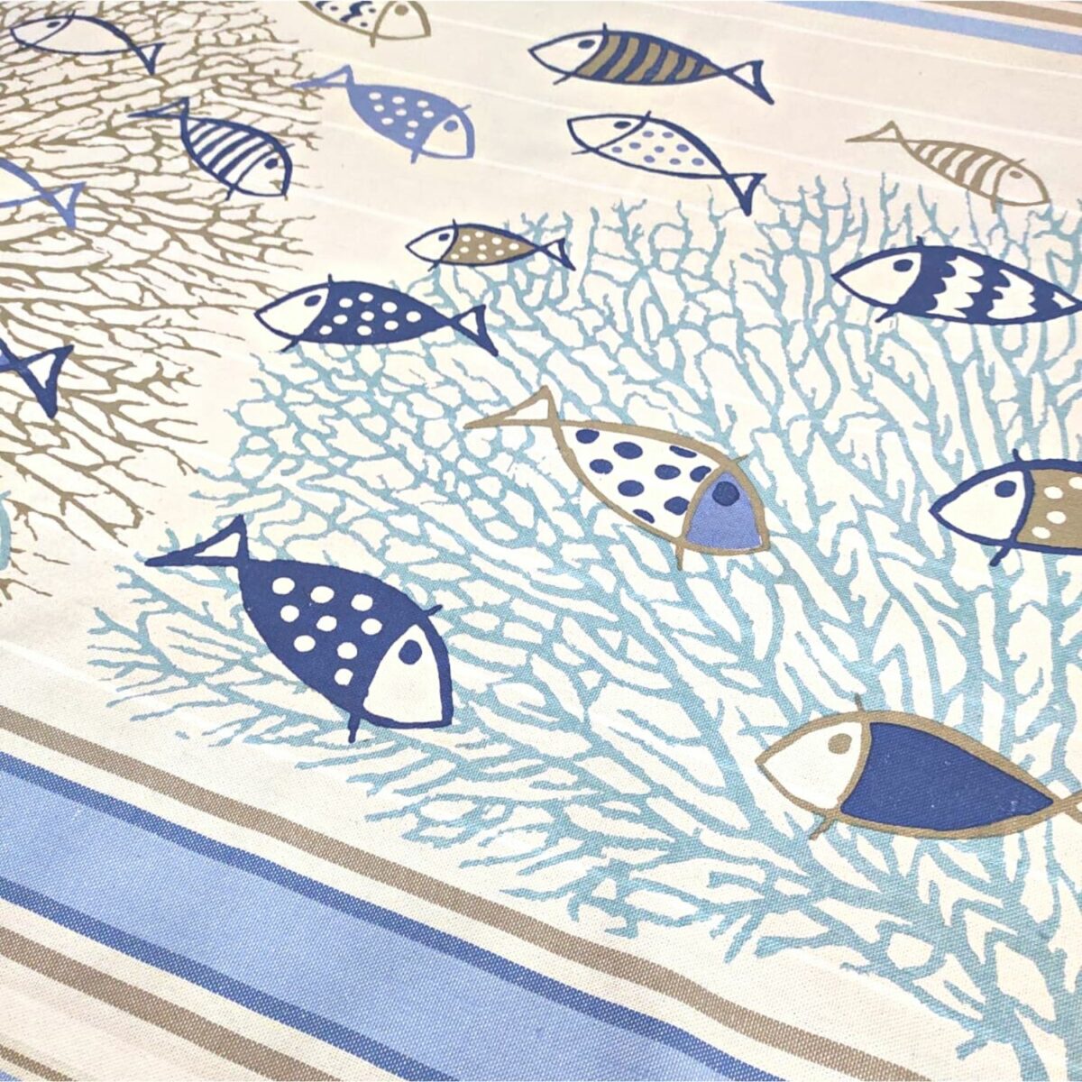 telo-mare-fouta-pescetti-blu-frange-100-cotone-artigianale-dettaglio