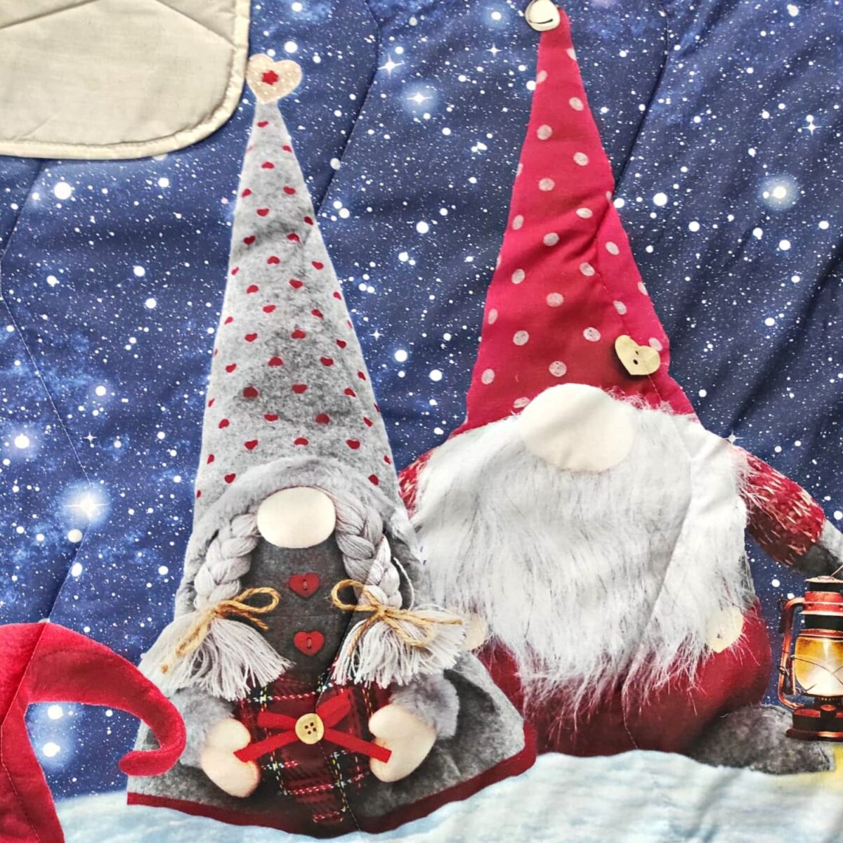 gnomi-plaid-imbottito-scaldotto-140x180-cotone-made-in-italy-invernale-coperta-gnometti-elfi-natale-cielo-stellato-luna-stelle-neve-dettaglio