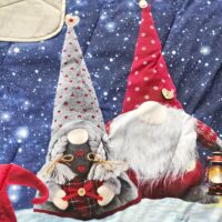 gnomi-plaid-imbottito-scaldotto-140x180-cotone-made-in-italy-invernale-coperta-gnometti-elfi-natale-cielo-stellato-luna-stelle-neve-dettaglio