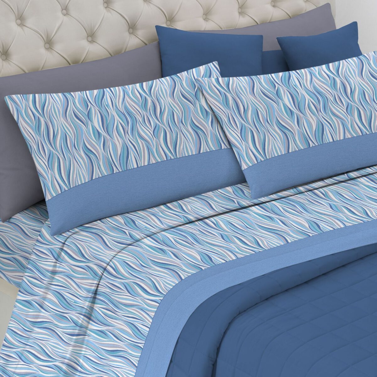 onda-azzurro-completo-lenzuola-smile-made-in-italy-puro-cotone-bianco-blu-geometrico-moderno-singolo-matrimoniale-piazza-e-mezza