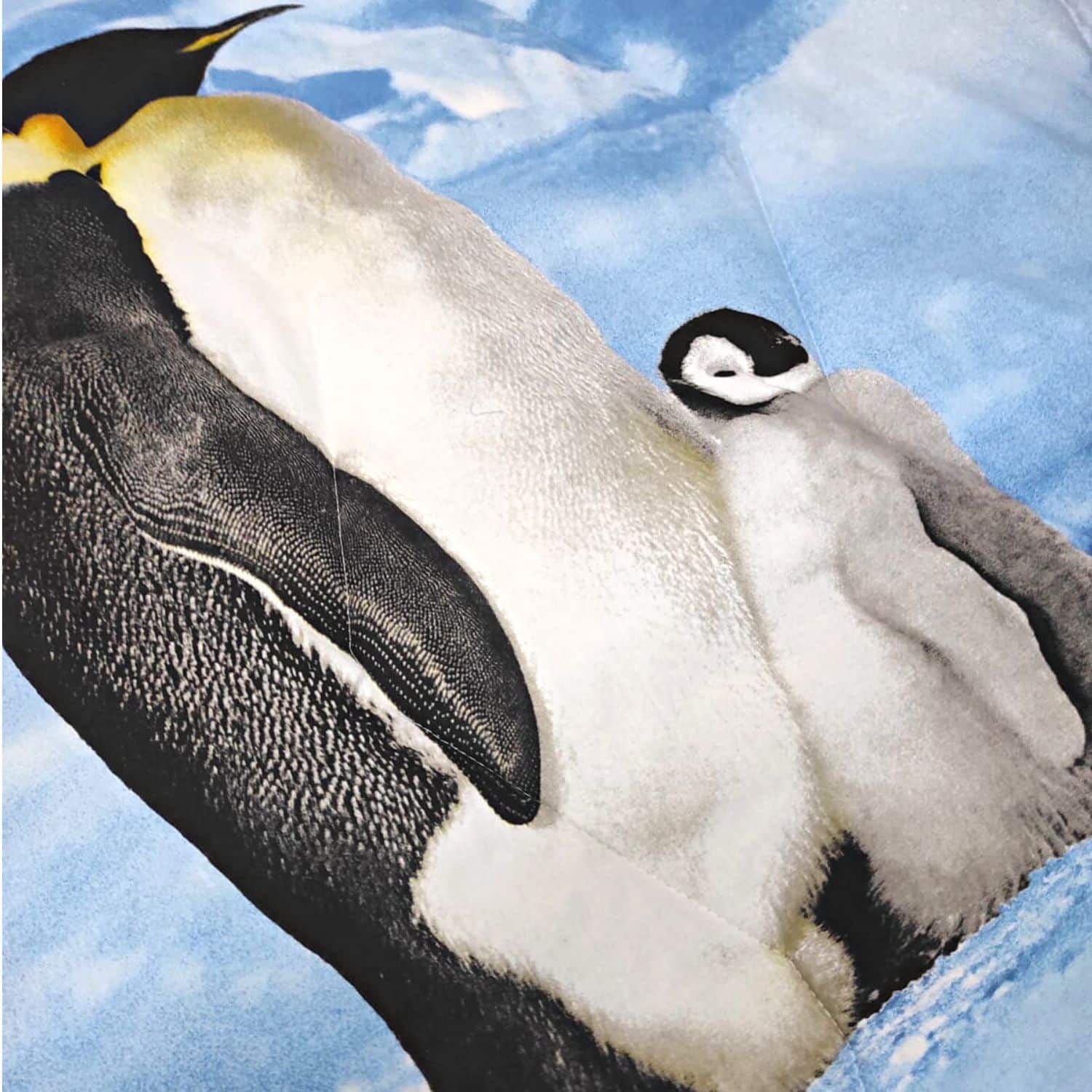 pinguini-plaid-imbottito-scaldotto-140x180-cotone-made-in-italy-invernale-coperta-neve-polo-nord-azzurro-bianco-dettaglio