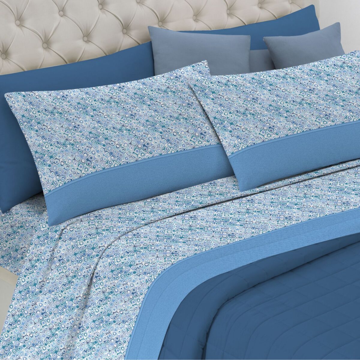 pop-azzurro-completo-lenzuola-smile-made-in-italy-puro-cotone-bianco-blu-geometrico-moderno-singolo-matrimoniale-piazza-e-mezza