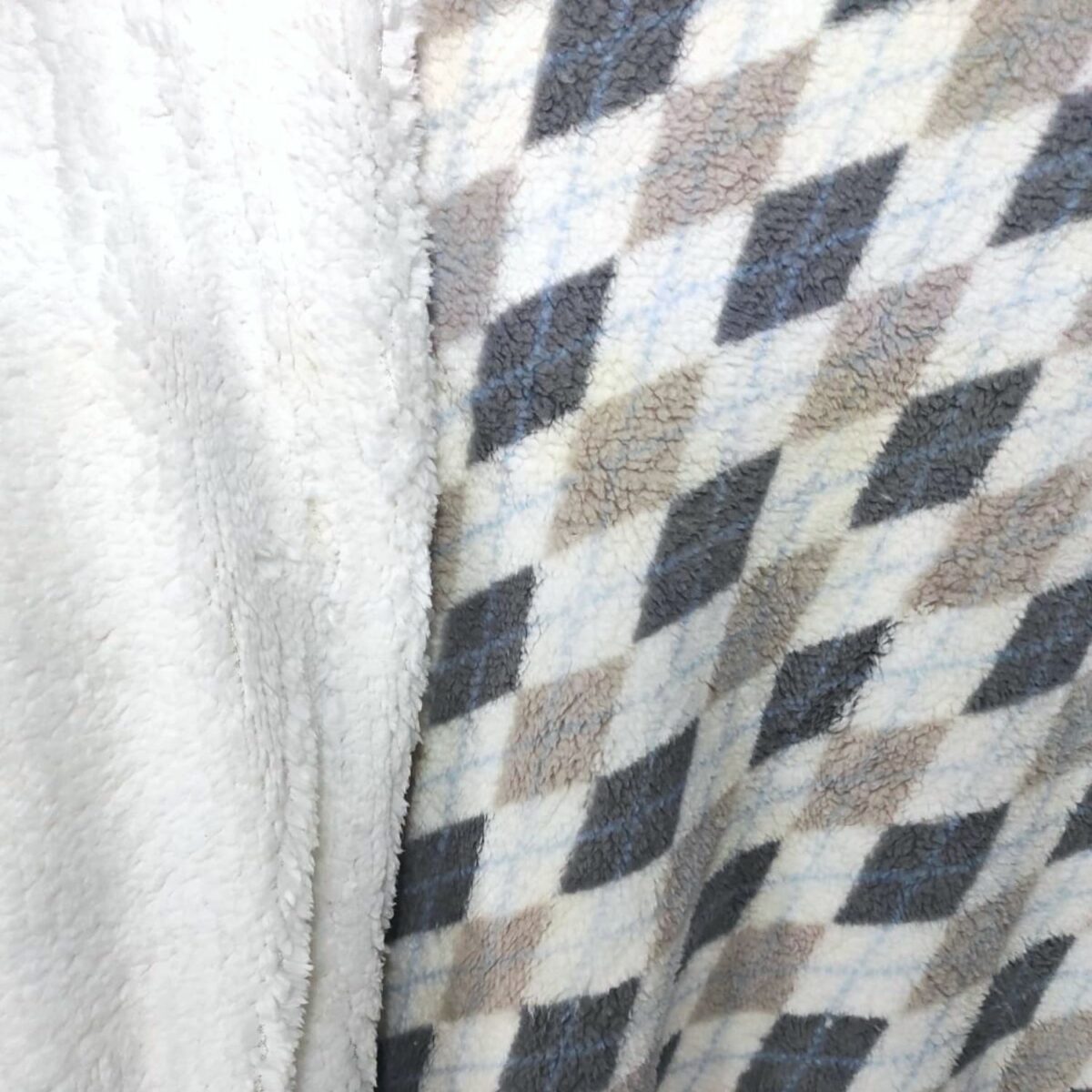 coperta-amburgo-grigio-rombi-sherpa-calda-morbida-invernale-dettaglio-sherpa