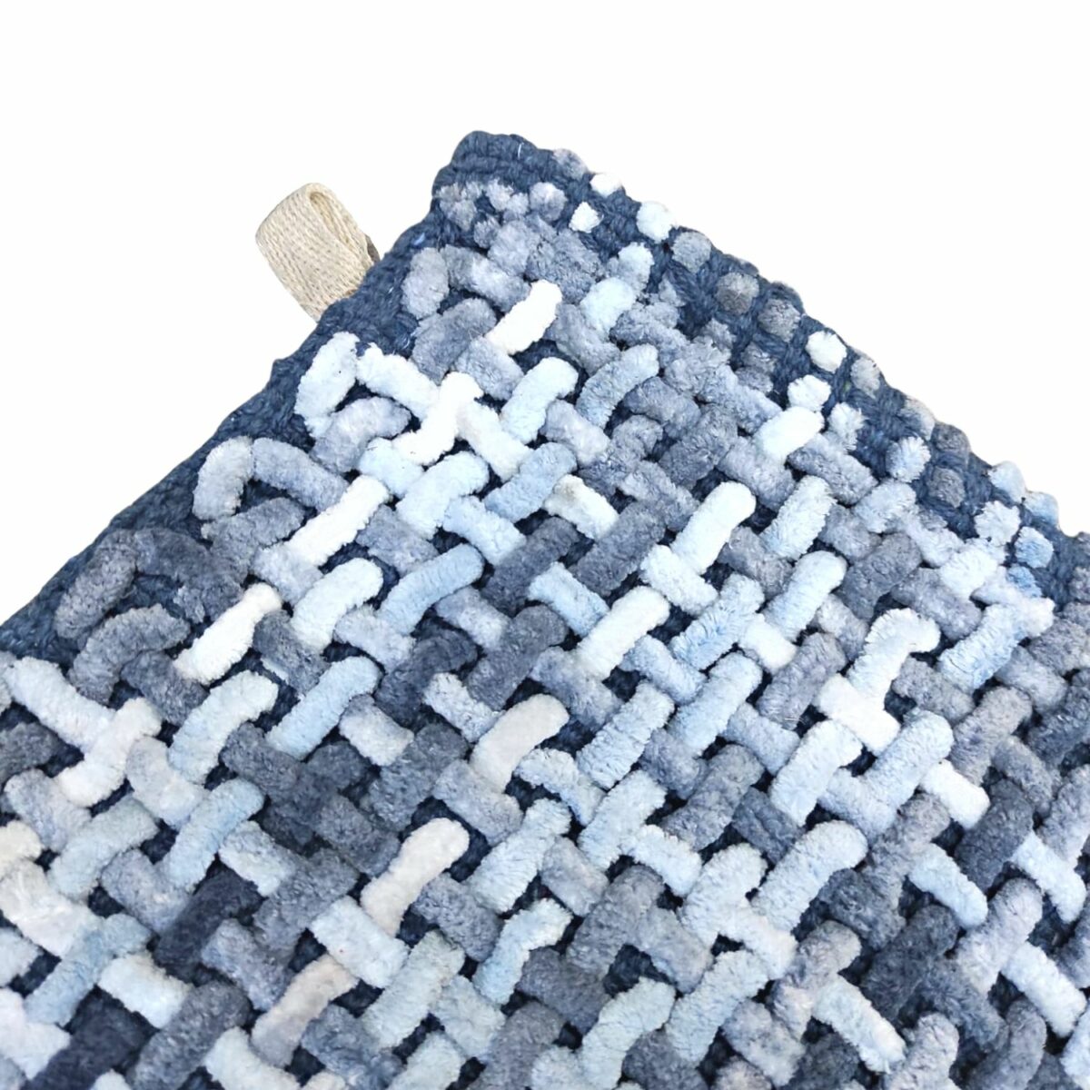 tappeto-plot-blu-bagno-intreccio-morbido-sfumato-3-colori-scendi-doccia-dettaglio-gancio