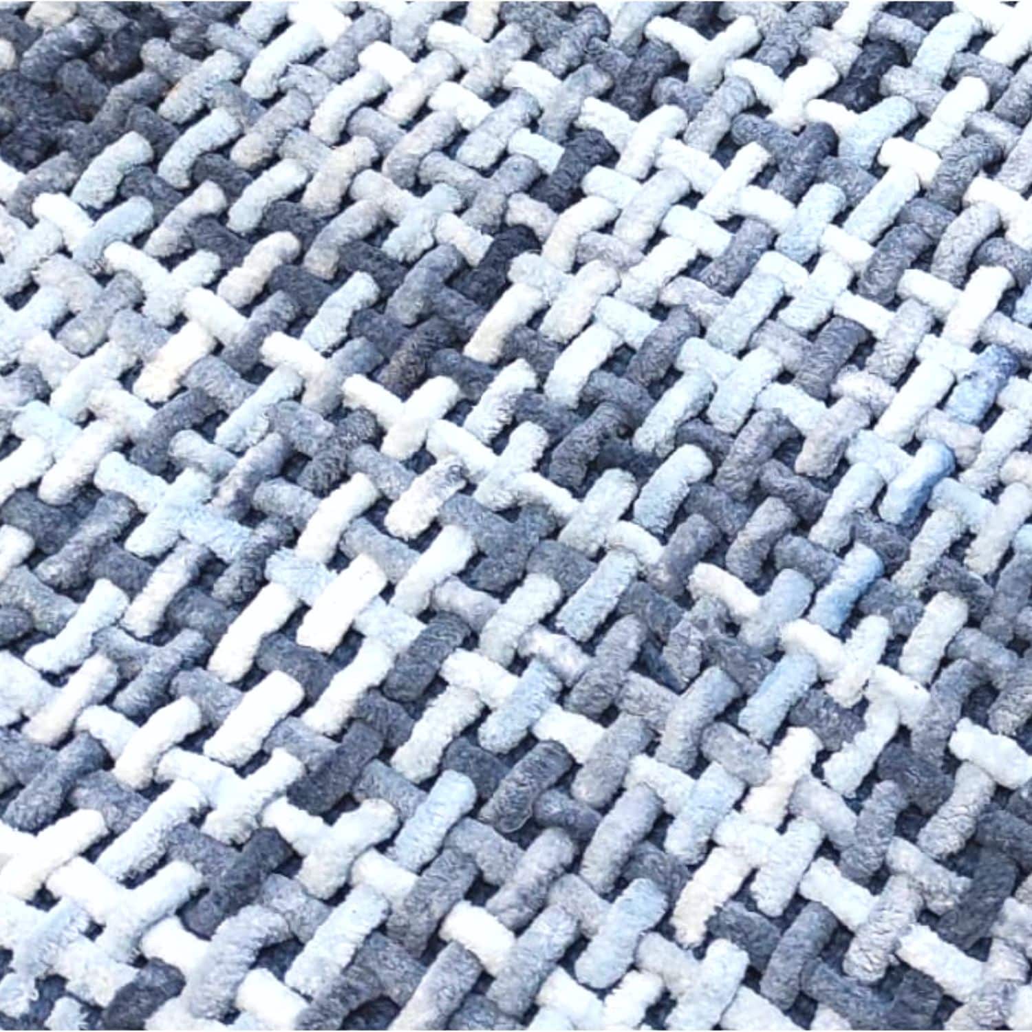 tappeto-plot-blu-bagno-intreccio-morbido-sfumato-3-colori-scendi-doccia-dettaglio-trama
