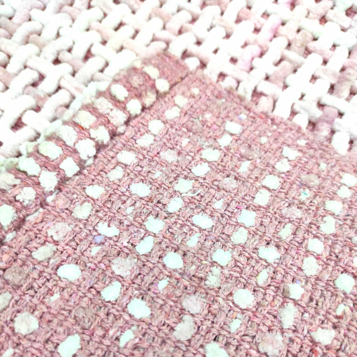 tappeto-plot-rosa-bagno-intreccio-morbido-sfumato-3-colori-scendi-doccia-retro
